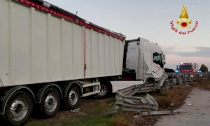 Autoarticolato contro il guardrail sulla Bovesana: nessun ferito