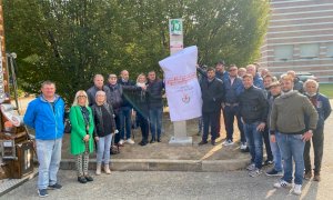 Alba: gli esercenti di Albaland donano un defibrillatore al Comune