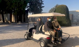 Al cimitero di Mondovì una mini-car di cortesia a disposizione di chi ha difficoltà deambulatorie