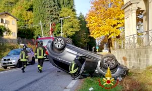 Mondovì, auto si ribalta davanti alla cappella dell'Annunciazione