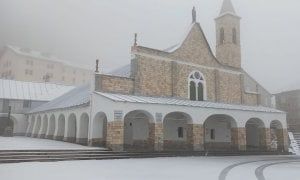 Prima neve di stagione al santuario di Sant’Anna di Vinadio
