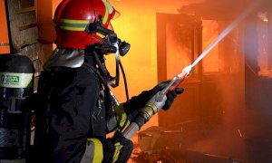 Notte di fuoco a Dogliani: brucia il tetto di un’abitazione