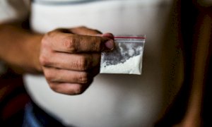 Consegnò la droga ai carabinieri prima di una perquisizione. Ma loro cercavano prove di una truffa