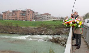 Alba, la città ricorda l’alluvione del ’94 con il lancio di una corona di fiori dal ponte sul Tanaro