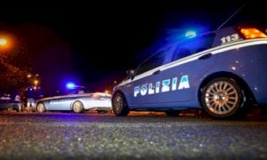 Rissa notturna in corso Nizza alta tra pugni e lanci di bottiglie: un agente di Polizia al pronto soccorso	