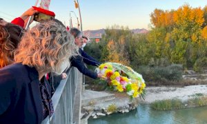 Il lancio di una corona di fiori nel fiume Tanaro per ricordare le vittime dell'alluvione del '94