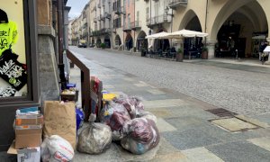 Oggi lo sciopero dei netturbini: Cuneo si risveglia con l’immondizia ammucchiata ai bordi delle strade