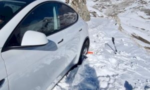 Tentano di percorrere la Via del Sale con una Tesla, ma restano bloccati nella neve