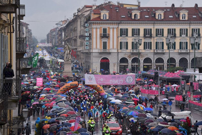 Giro 2022, ora è ufficiale: la Sanremo-Cuneo si correrà venerdì 20 maggio
