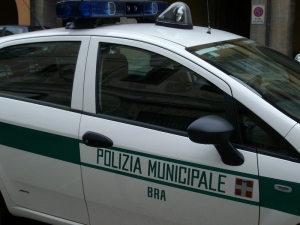 Bra, fugge dopo incidente ma lascia la targa sul posto, individuato