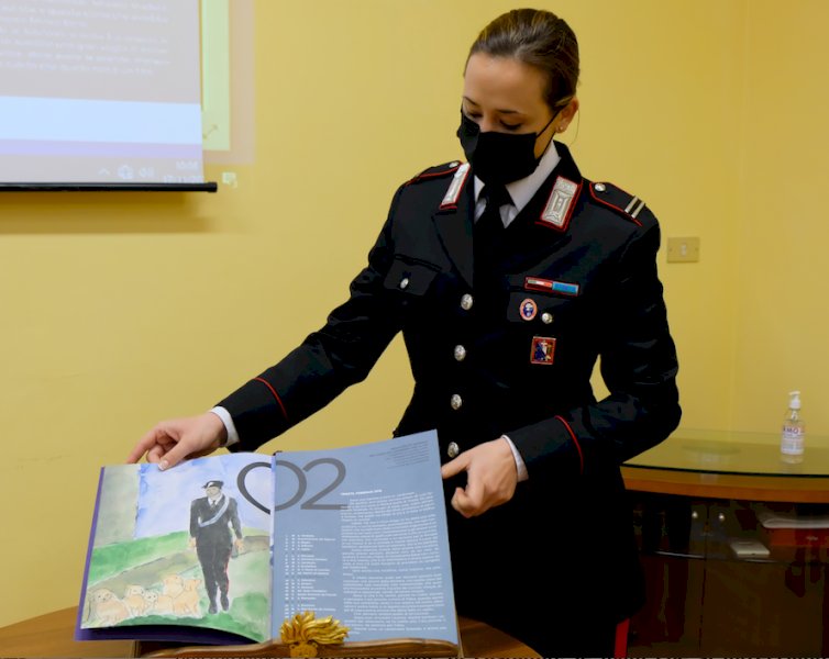 Il maresciallo presenta il nuovo Calendario dei Carabinieri 2022
