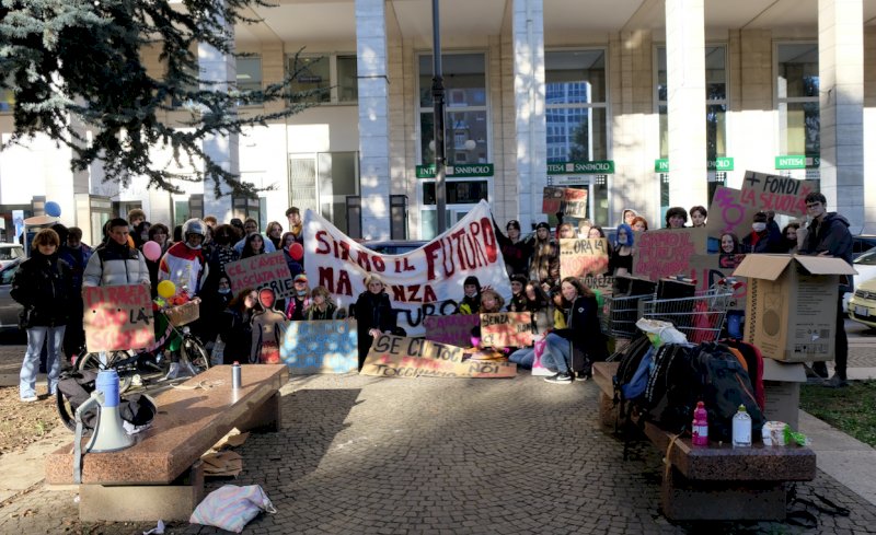 Cuneo, gli studenti in piazza per chiedere un futuro migliore: "Intorno a noi un mondo di precarietà"