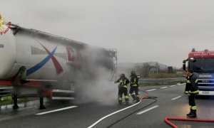 Autocisterna in fiamme sulla tangenziale di Alba