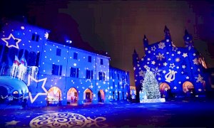 Alba dà il benvenuto allo spettacolo di Natale delle Notti della Natività