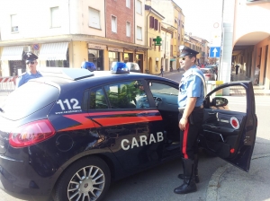 Prende a calci vetrine e auto parcheggiate, fermato dai Carabinieri