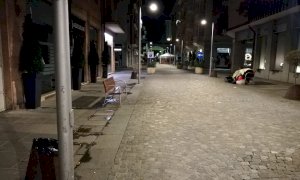 Cuneo, c’è un clochard nell’area pedonale di via Cavallotti: polemiche tra i consiglieri