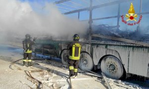 Saluzzo, autoarticolato a fuoco sulla tangenziale est