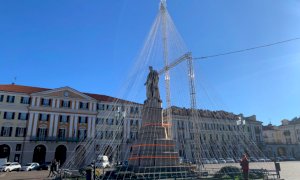 Cuneo, la statua di Barbaroux semicoperta da... un albero di Natale luminoso