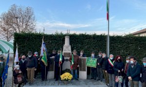 Nuovo pennone per onorare i caduti delle guerre di frazione Bandito a Bra