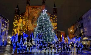 Alba: accese le luci dell’albero di Natale dono della famiglia Ferrero