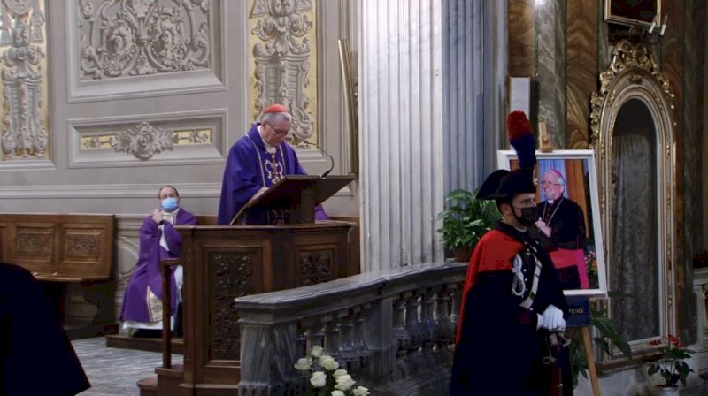 L’addio a monsignor Aldo Giordano nel Duomo di Cuneo: “Era convinto che un’altra Europa è possibile”