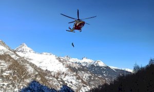 Si infortuna scalando una cascata di ghiaccio a Bellino: lo soccorre l’eliambulanza