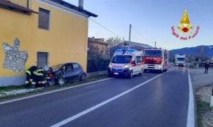 Caraglio, auto esce di strada in via Centallo