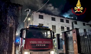 Il tetto di un'abitazione prende fuoco, pompieri al lavoro a Sommariva Bosco nella notte