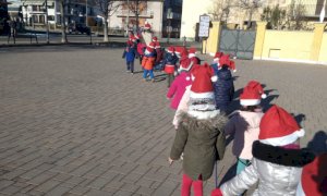 I bambini della scuola dell'infanzia di San Chiaffredo consegnano gli auguri di Natale casa per casa