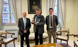 Confartigianato e Coldiretti regalano al Vescovo di Cuneo una statuina per il presepe