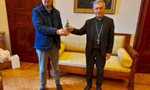 Confartigianato e Coldiretti Cuneo hanno consegnato una statuina  per il Presepe al Vescovo di Mondovì