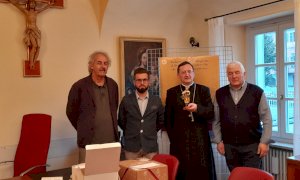 Confartigianato e Coldiretti Cuneo hanno consegnato una statuina  per il Presepe al Vescovo di Saluzzo