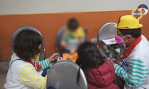 I clown-dottori rallegrano le vaccinazioni dei bimbi all’ospedale di Cuneo