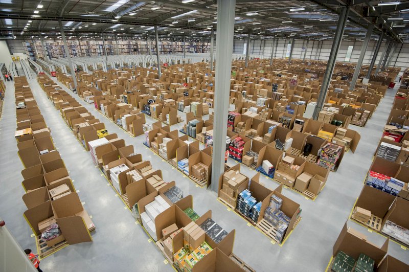 in foto: un magazzino di Amazon