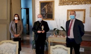 Confartigianato e Coldiretti Cuneo hanno consegnato una statuina per il presepe al Vescovo di Alba