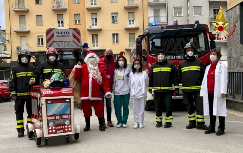 Il Natale dei vigili del fuoco con i bimbi dell’ospedale Santa Croce