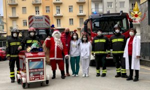 Il Natale dei vigili del fuoco con i bimbi dell’ospedale Santa Croce