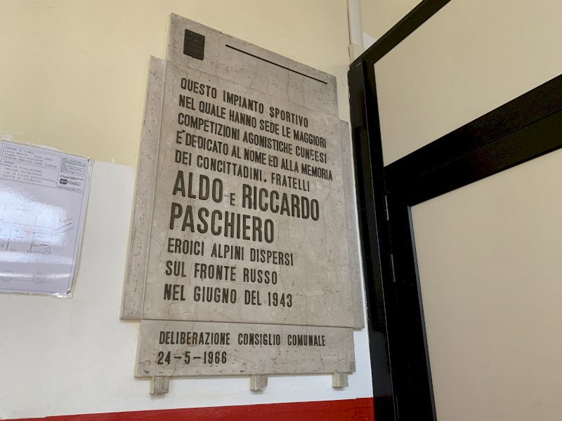 La targa all'ingresso della sala stampa del "Paschiero"