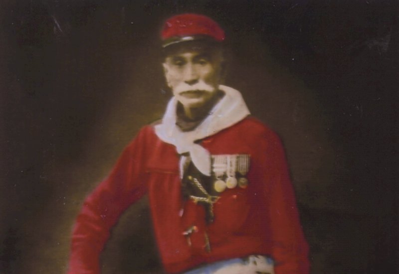 in foto: Giuseppe Valle, ritratto in età avanzata con la camicia rossa