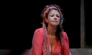 Amanda Sandrelli interpreta “Lisistrata” sul palco del Politeama di Bra