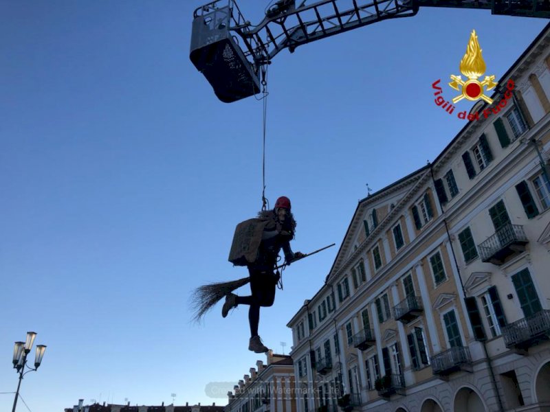 La Befana vola in piazza Galimberti grazie ai vigili del fuoco