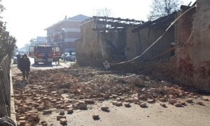 Racconigi, il muro di un vecchio fabbricato crolla in mezzo alla strada