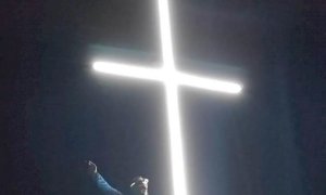Rifreddo, la croce del paese illuminata grazie ad un gruppo di volontari e al sostegno del Comune