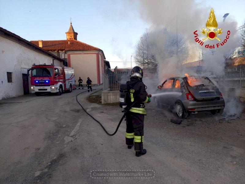 Villafalletto, in fiamme un'auto parcheggiata: sul posto i Vigili del Fuoco