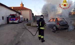 Villafalletto, in fiamme un'auto parcheggiata: sul posto i Vigili del Fuoco