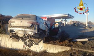 Frontale fra due auto a Moretta, una vettura sfonda la barriera del distributore Ip