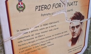 Magliano Alpi, danneggiata la targa in memoria del partigiano Piero Fortunati