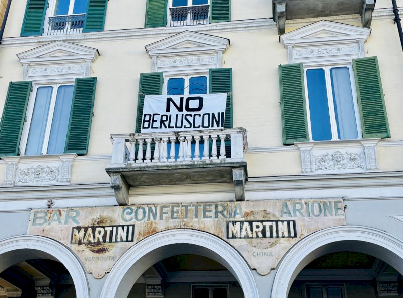 La corsa al Quirinale appassiona i cuneesi: in piazza Galimberti spunta uno striscione contro Berlusconi