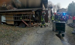 A fuoco una tettoia a Robilante, l'intervento dei Vigili del Fuoco ha evitato che l'incendio si propagasse 