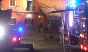 Vigili del Fuoco al lavoro a Cherasco per l'incendio di un camino
